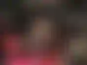 Fetichista del látex, hipnoterapeuta; tu diosa vestida de goma negra brillante. Tus debilidades quedan expuestas. No puedes evitar mirar mi atuendo brillante, mis piernas en medias y mis tacones.