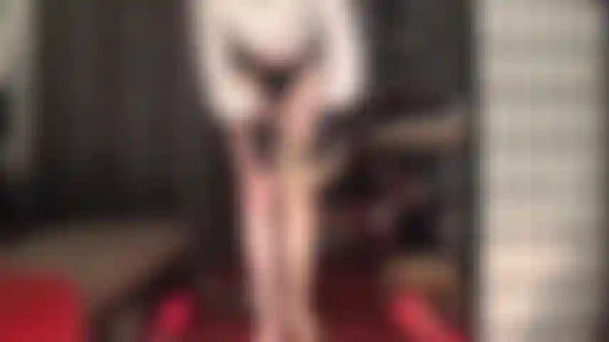 Pierdes el control mientras te quitas las medias brillantes y mi ama explota tu amor por sus pies, piernas y trasero descalzos. La provocación lenta y suave te lleva al límite una y otra vez.