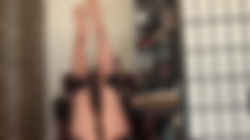 Piernas en pantimedias brillantes y pies en alto.