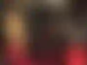 Amante rubia en traje de gato de pvc ajustado y brillante.