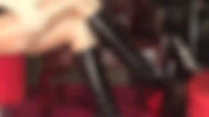 Muslos irresistibles en medias cruzadas, botas y dominación con strap-on: la amante vivian te atrae con su fetiche por las piernas de nailon cruzadas y las botas de cuero sexys, pronto te inclinará ante su gran polla.