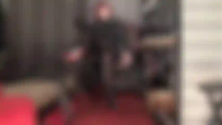 Seducción de pies con medias negras de liga. Mi amante de puntillas en medias de nailon es un espectáculo para la vista. Tu corazón late más rápido cada vez que flexiona esos maravillosos dedos y los señala lentamente hacia ti.