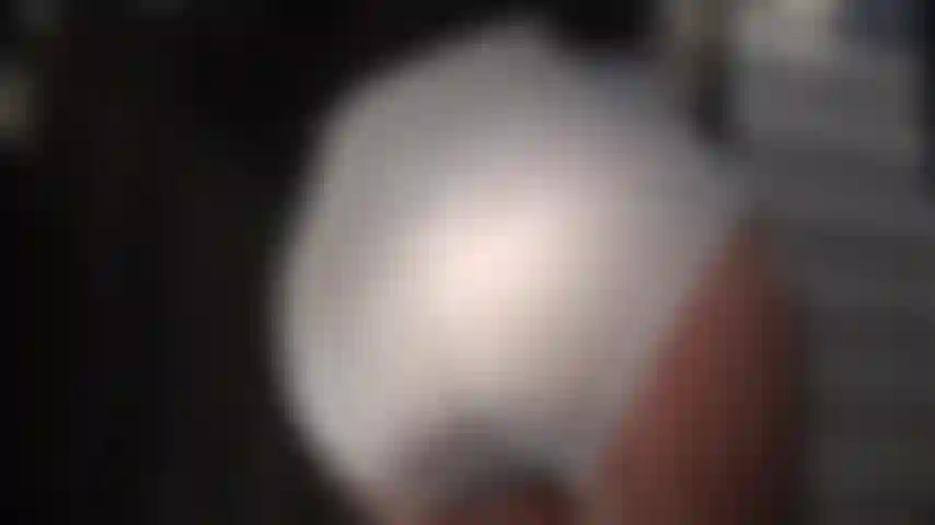 Luces extra para brillo extra - sus capas brillantes brillan bajo la luz brillante de la cámara... Medias, pantimedias y bragas faja, acariciadas por guantes.