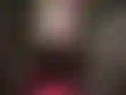 Inmaculadamente vestida de látex azul y negro, la ama sabe cómo ordeñar mejor tu dolorida polla de esclavo.