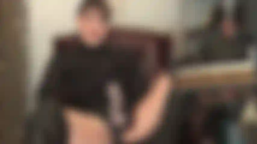 Mistress te hace desear su gran polla, cabello corto sexy y una gran polla blanca, mistress sabe lo que anhelas en tu garganta ahora mismo.