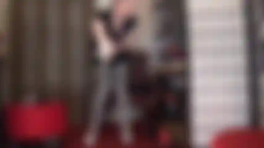 Hambrienta de polla, estás rogando por probar la gruesa carne de mi ama, por sentir sus medias de seda rozando tu rostro, sus guantes de satén sosteniéndote con cada fuerte embestida en tu garganta de puta.