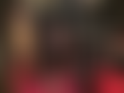 Un trasero y unas piernas increíbles con leggings negros ajustados, cuero y tacones altos. Cuando bajes los pantalones, admira mi trasero espectacular con medias transparentes color piel.