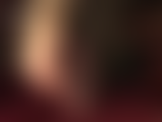 Negra o desnuda? - Adoración de pies con un pie en medias color piel transparente, mientras que el otro está cubierto con una media negra brillante.