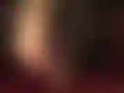 Negra o desnuda? - Adoración de pies con un pie en medias color piel transparente, mientras que el otro está cubierto con una media negra brillante.