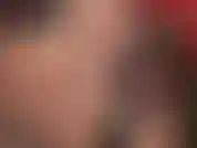 Unos maravillosos labios de color rojo oscuro y una lengua que se mueve lentamente a lo largo de un estilete de metal brillante mientras los ojos azules de la amante te miran fijamente y te hipnotizan con una hermosa sonrisa que derrite tu corazón.