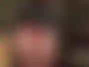 El culo redondo perfecto de mi amante en minifalda de cuero y traje de licra brillante debajo, combinado con pantimedias brillantes.