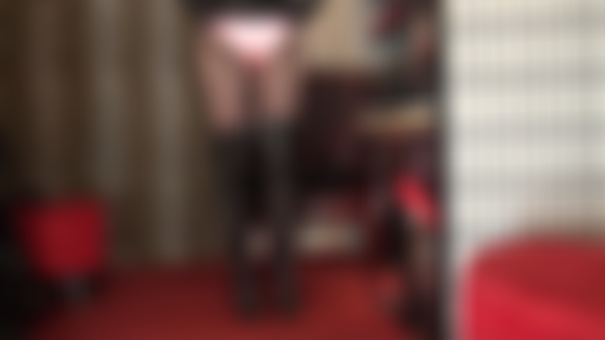 Bragas de satén y falda de cuero: la amante vivian se burla del amante de las bragas con vistas desde arriba de la falda sobre un par de ropa interior de satén rosa brillante.