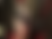 Una amante vestida con un traje de goma verde humo, acaricia su enorme polla negra y saca el semen de la tuya usando sus brillantes guantes de látex.