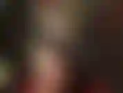 Una amante vestida con un traje de goma verde humo, acaricia su enorme polla negra y saca el semen de la tuya usando sus brillantes guantes de látex.