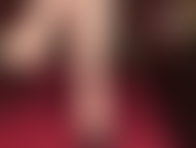 Mulas de cuero negro con los pies descalzos colgando.