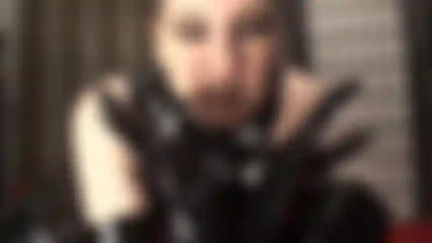 Follada dura con strap-on en látex negro: guantes de goma resbaladizos entran en tus agujeros, bajan por tu garganta mientras la polla negra de la amante destruye tu culo de esclavo.