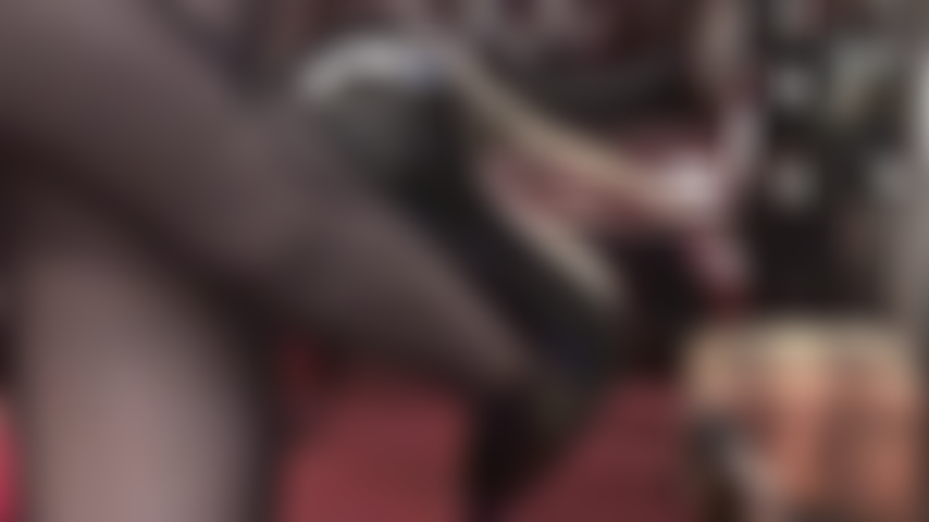 Medias negras vintage sobre pantimedias color piel: las costuras, los tacones de aguja altos, los tirantes ajustados de la liga, la forma en que la amante acaricia estos tacones...