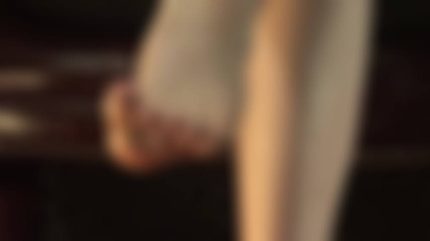 Los pies descalzos te hacen débil y sumiso. Inclínate ante mis lindos dedos descalzos y suaves plantas.