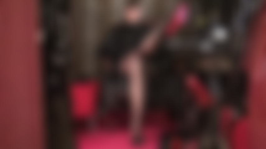 Fetiche de piernas extendidas. La ama vivian, con su sexy cabello corto, te muestra sus maravillosas piernas largas de nailon para que las adores. Tacones sexis, tacones de aguja con suela roja, medias y piernas cruzadas.