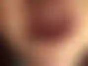 La ama vivian tiene tu polla atrapada entre sus pies en medias. Cubierta con medias de nailon, acariciada con guantes y pies de cuero. Un delicioso beso de dominatrix, mi saliva, también está disponible.