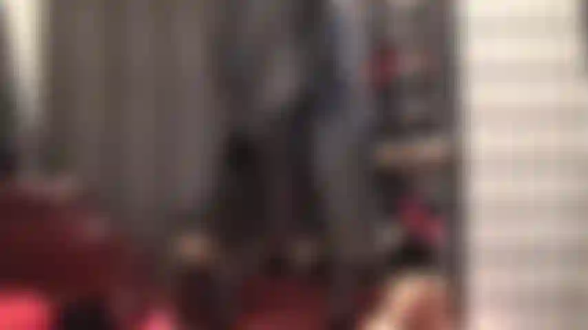 Diosa vestida de cuero que tienta con su culo perfecto adornado con un largo abrigo de cuero negro.