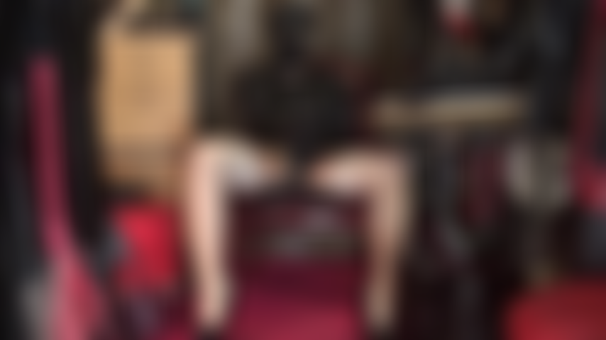 Acariciando 2 enormes consoladores negros: capucha de spandex con ojos abiertos, sombrero de cuero de amante, guantes de látex, medias brillantes y mangueras.