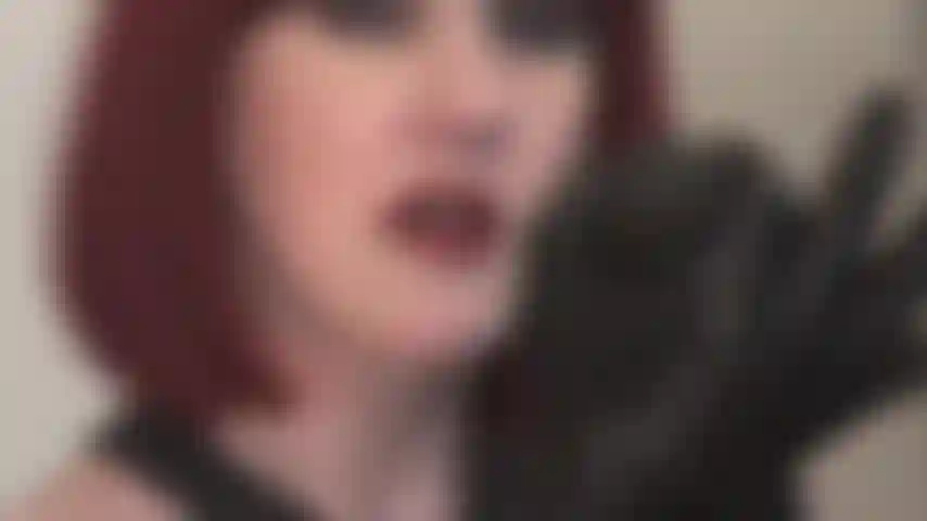 Ama vivian te guiña un ojo acariciando bbc con guantes de cuero, sabiendo cuánto amas la polla negra.