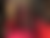 Sensual provocación con mis piernas con un sexy vestido rojo, medias negras y tacones de aguja metálicos. Con piernas cruzadas, fetiche de piernas extendidas y tacones altos.