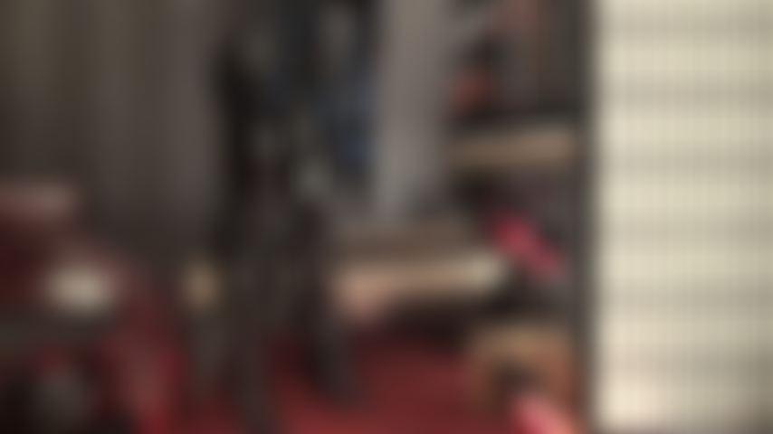 Fetichista del pvc, paja con guantes: amante vestida con tu atuendo fetichista preferido, vinilo negro brillante, ordeña tu polla con sus largos guantes de pvc.