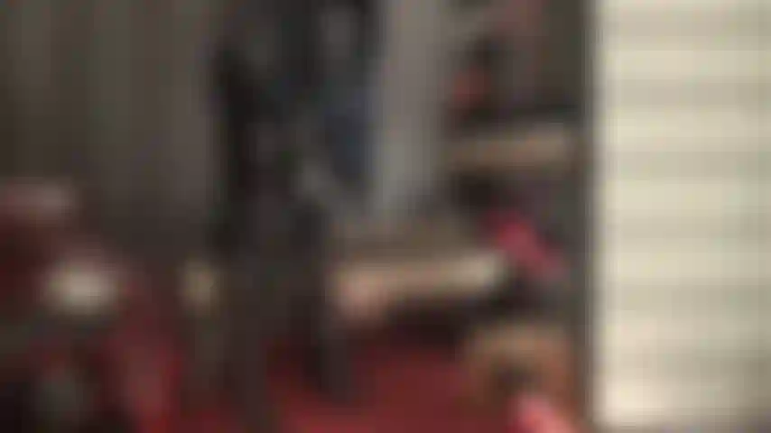 Fetichista del pvc, paja con guantes: amante vestida con tu atuendo fetichista preferido, vinilo negro brillante, ordeña tu polla con sus largos guantes de pvc.