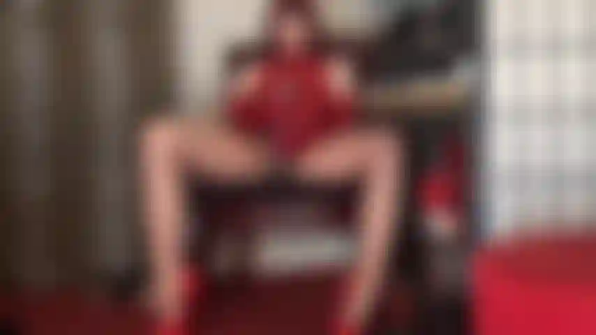 Hazle el amor a mi polla: la diosa del látex lubrica su gran polla, la acaricia y la empuja suavemente dentro de ti.