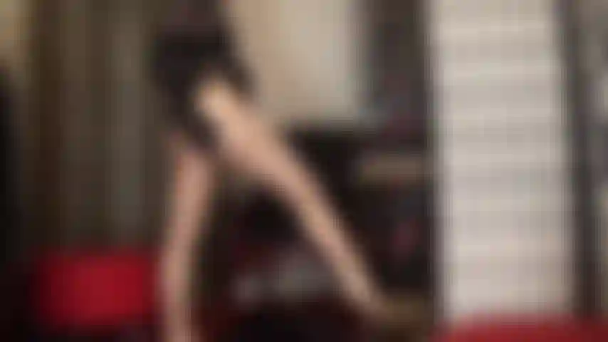 Una tentación brillante, atraída por el maravilloso mundo brillante de la señora vivian, hipnotizada por capas tras capas de brillo.