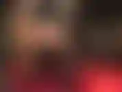 Facesitting: admira mi trasero en una falda ajustada de spandex, pantimedias y medias con costuras en capas.