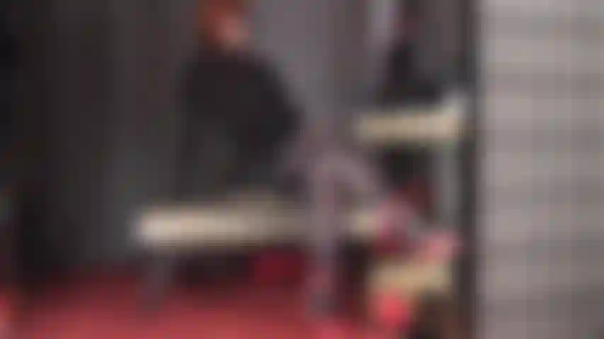 ¡Qué doble cruce de piernas!! - MistressVivian luce sus hermosas piernas en medias negras.