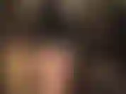 Upskirt provocativo con medias súper brillantes y un sexy vestido de pvc brillante.