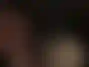 Fetiche de piernas cruzadas, medias brillantes: disfruta de este primer plano de pantimedias brillantes y medias superiores de encaje brillante en capas mientras la amante pasa sus guantes de seda sobre sus piernas y entre las capas.