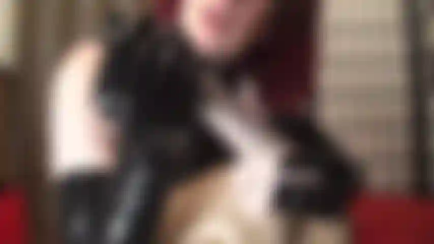 Con guantes de látex: disfruta de tu fetiche por los guantes de látex. Ponte tus guantes de goma favoritos y siéntelos como si fueran míos.