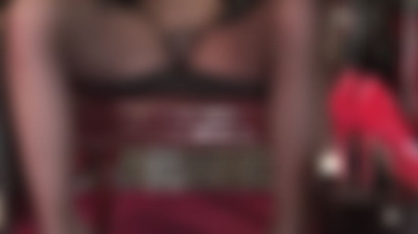 Findom, ¡no eres digna! Ama no usa bragas debajo de las medias. Sabes muy bien que no mereces vistas como estas. Pero ama te da esta única oportunidad. ¡Paga, esclava!