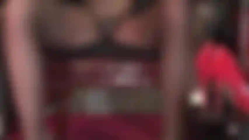 Findom, ¡no eres digna! Ama no usa bragas debajo de las medias. Sabes muy bien que no mereces vistas como estas. Pero ama te da esta única oportunidad. ¡Paga, esclava!