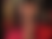 A los amantes de las piernas y los pies les encantarán estas piernas y pies de pantimedias brillantes de color marrón café con sexys tacones con estampado de leopardo.