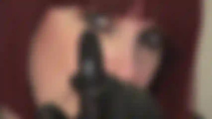 Lame mi dedo de cuero. Para ayudarte a sentirte tranquila, envuelve tus labios alrededor de mi dedo revestido de cuero y chupa.