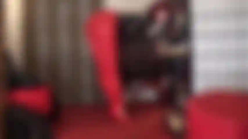 Paja con guantes de cuero, leggings rojos, tacones y top de pvc: lo que tu polla necesita ahora mismo son los guantes de cuero de la amante envueltos alrededor de tu polla dura y palpitante con un poco de su saliva.