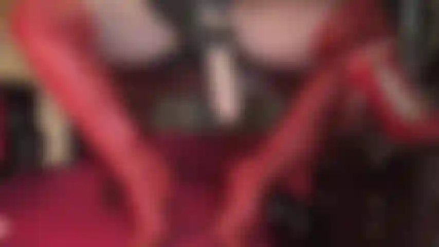 Con hermosas botas rojas de cuero, medias brillantes, guantes y un enorme strap-on, así me espera la señora vivian. Arrastro bajo su escritorio y adoro el cuero y la polla.