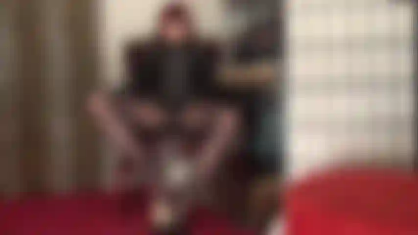 Imagina tu polla entre los arcos de mis pies en pantimedias mientras tu cabeza descansa entre mis muslos inhalando profundamente.