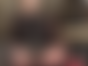 Ven aquí, mi linda mariquita. Vestida de cuero negro y nailon, mi ama te va a dar su consolador negro, de 20 cm, el más pequeño de su colección. Abre la boca y chúpalo.