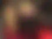 Pantalones cortos de satén dorado brillante, medias brillantes y botas altas.