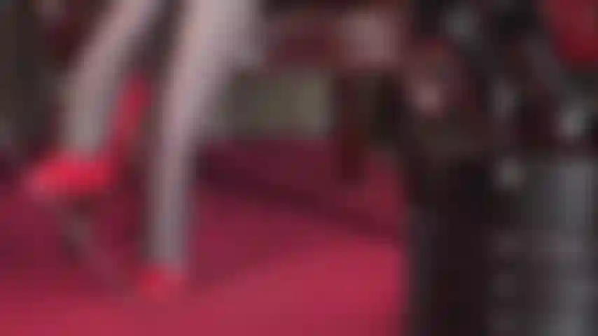 Tú eres la mascota atada y con collar a los pies de la señora vivian adorando sus increíbles medias negras transparentes con costura roja en la parte posterior de la pierna y sus brillantes tacones de aguja de charol.