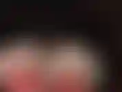 Primer plano de medias de nailon con encaje blanco sobre látex rojo. Tu diosa del látex se burla con la vista puesta en sus sexys bragas de látex brillante.