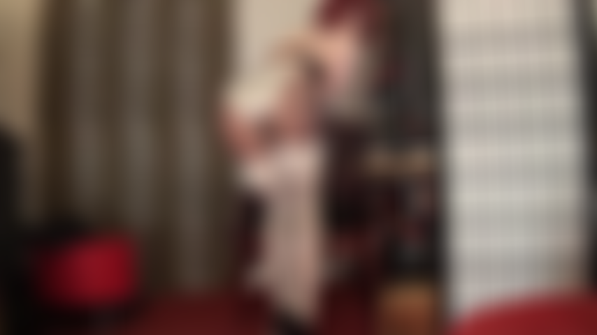 Bragas de satén, guantes de seda, medias de encaje y placer oral: la amante vivian seduce en sujetador, ropa interior de satén brillante y medias de nailon para convertirte en la mejor boca chupadora de pollas que el mundo haya visto jamás.