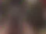 Capas de pantimedias y strap-on cubierto de nailon: la amante se ve increíble con sus brillantes capas de nailon, pantimedias marrones brillantes y negras transparentes, acariciando su gran polla envuelta en una media.